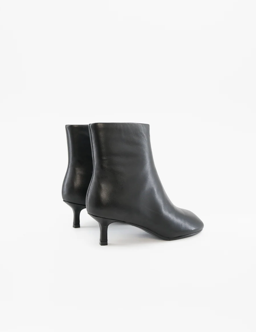 Toral Laars Maggie Black