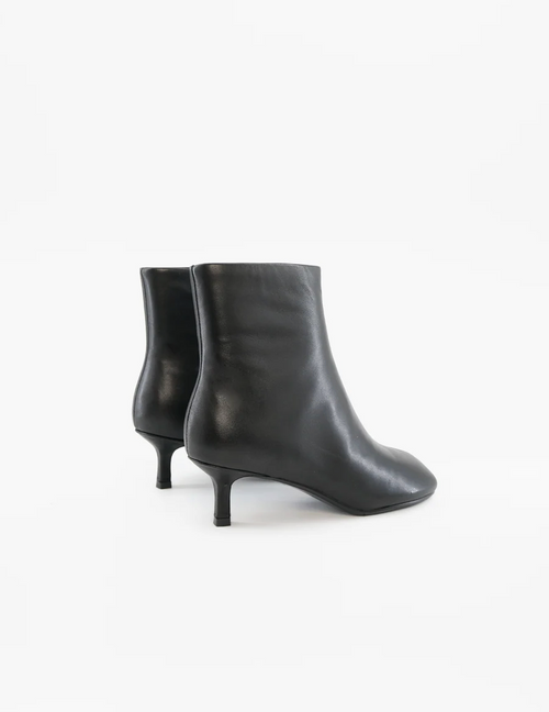 Toral Laars Maggie Black
